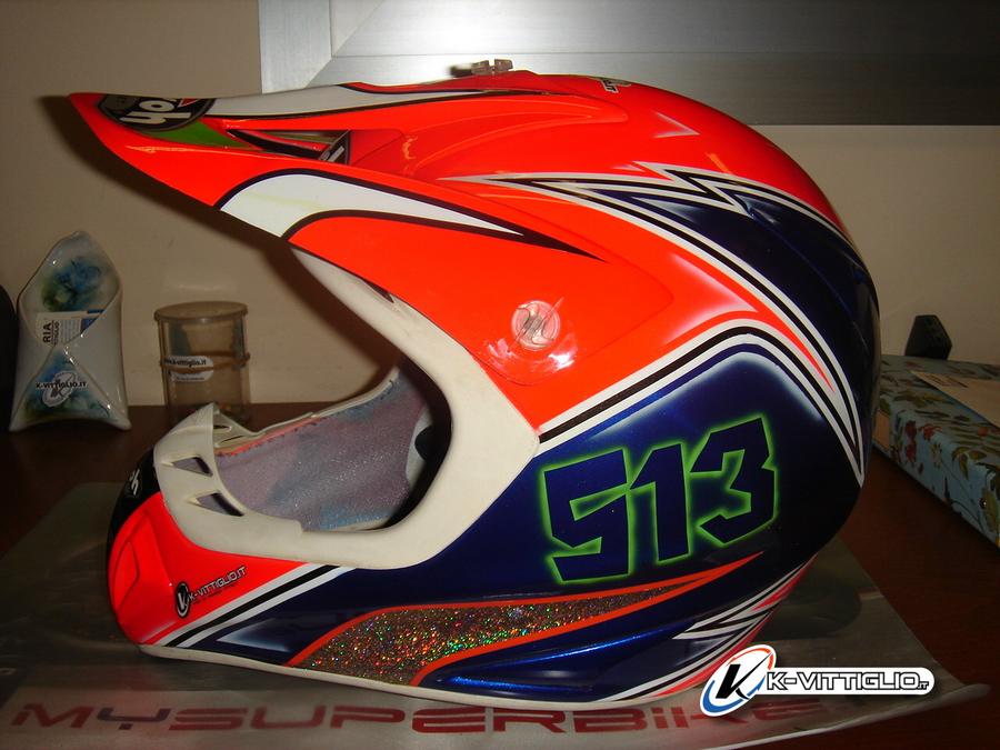 Casco da cross rosso con il 513 verde e stelle