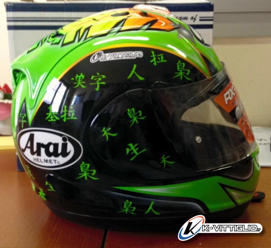 Casco Arai nero e verde con ideogrammi giapponesi dipinti