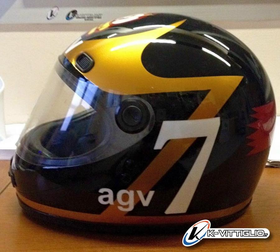 Casco AGV nero con il 7 bianco e la visiera fumé, omaggio a Barry Sheene