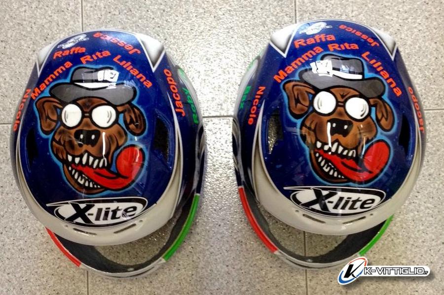 Due caschi X-lite blu con un orso dipinto e nomi sulla calotta