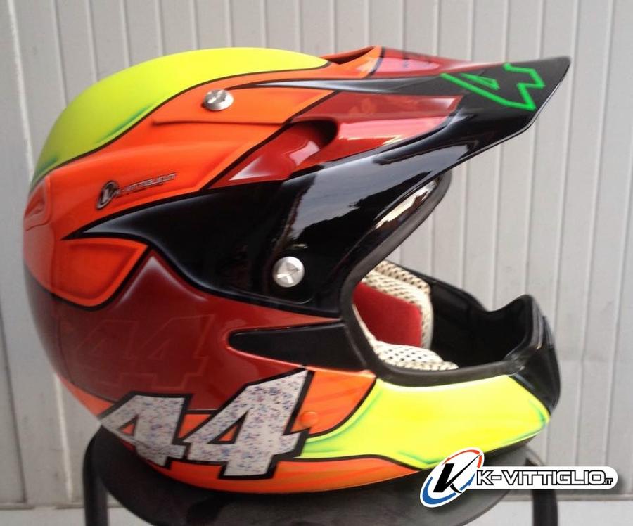 Casco da cross arancio, giallo fluo e nero con il numero 44