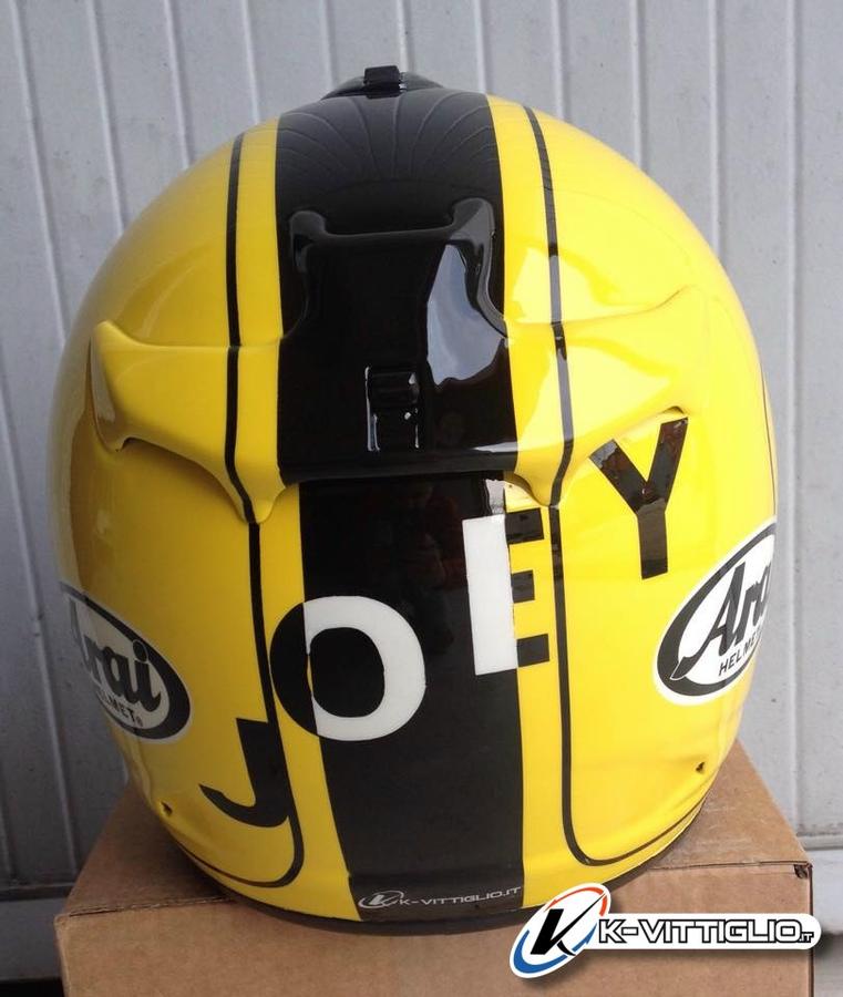 Casco Arai giallo e nero con la scritta Joey