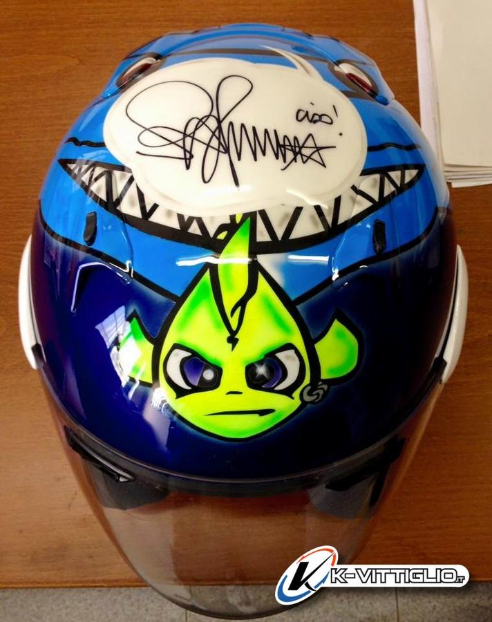 Casco jet Arai blu con la tartaruga verde e la firma sulla calotta