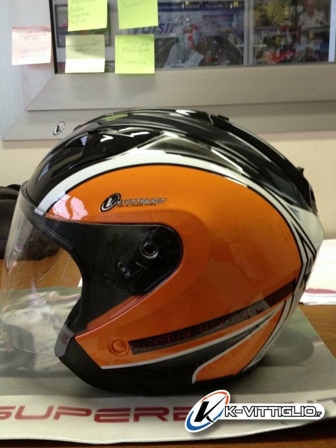 Casco jet arancio e nero con filetti