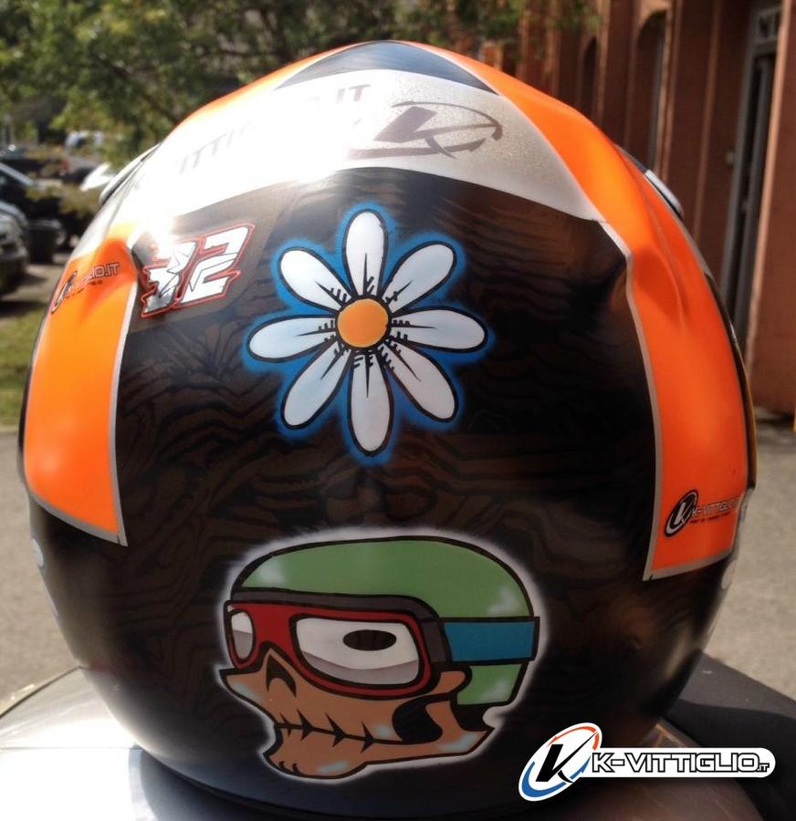 Casco jet effetto legno con margherita e un personaggio col casco