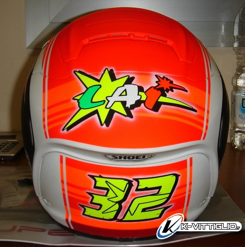Casco Shoei arancio e bianco con il 32 giallo fluo