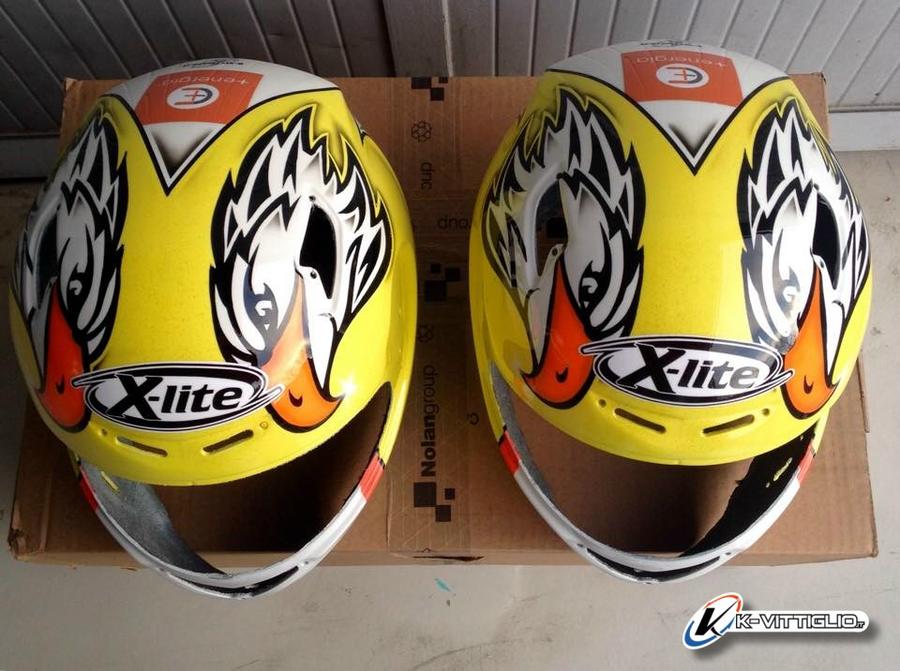 Due caschi X-lite gialli con fiamme bianche e nere