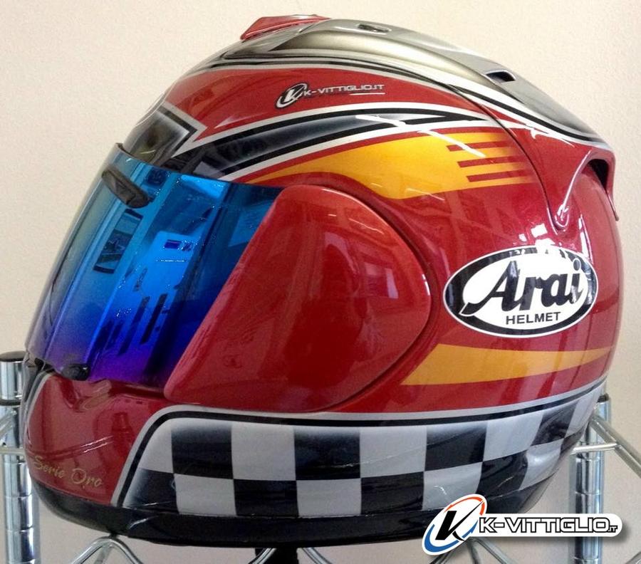 Casco Arai rosso amaranto con scacchi e il marchio MV