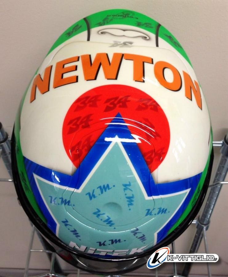 Casco Nitek bianco con la scritta Newton e il tricolore