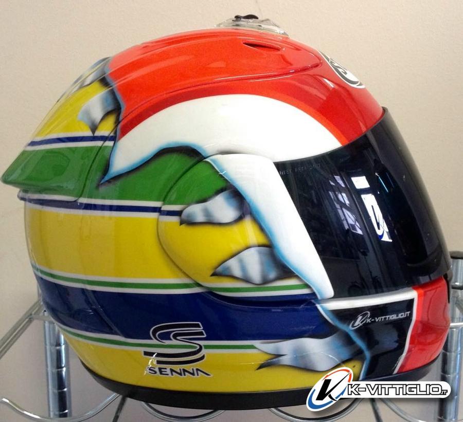 Casco Suomy con grafica gialla, verde e blu in stile Senna