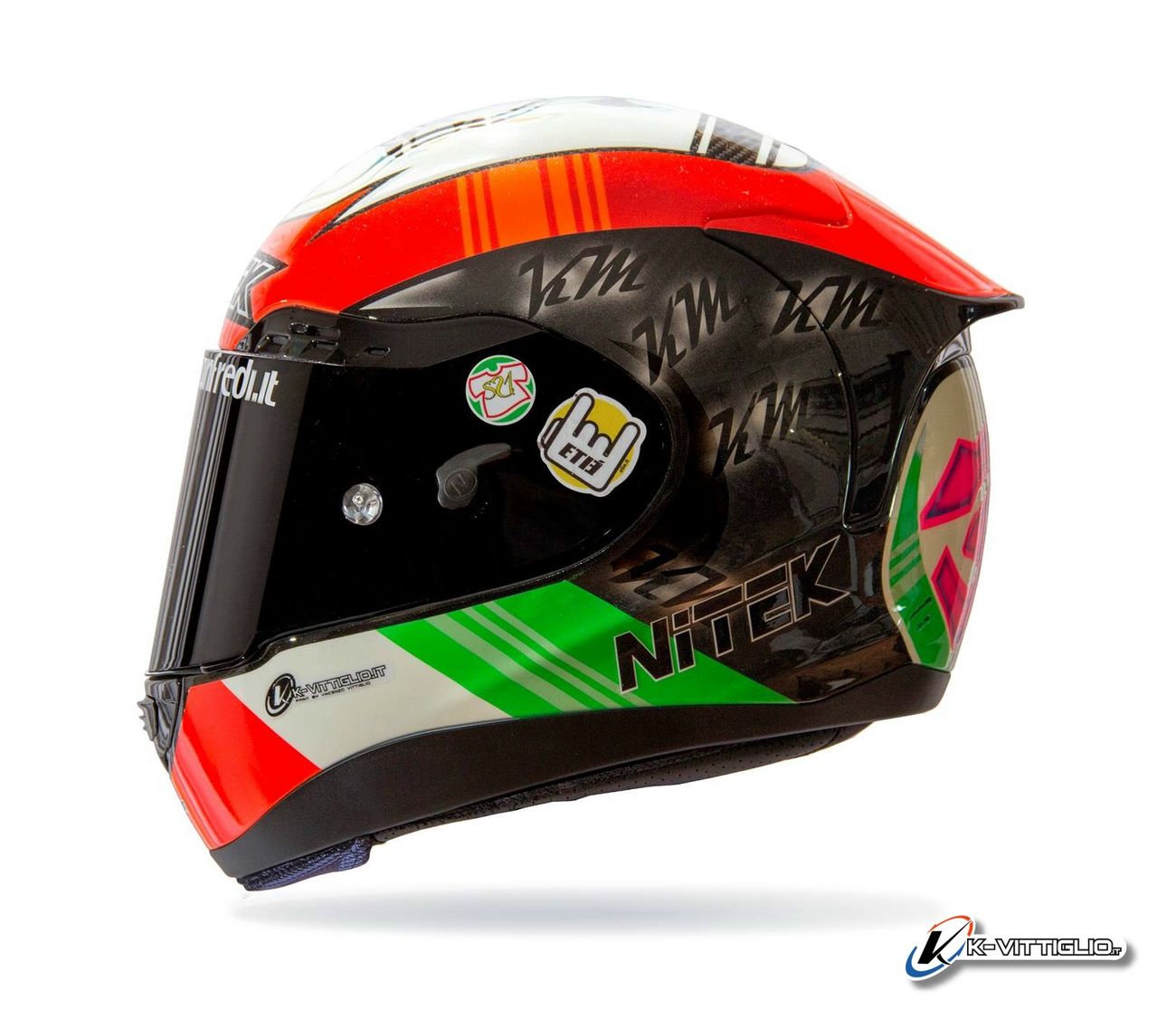 Casco integrale Nitek con grafica tricolore e iniziali KM, lucido, su fondo chiaro