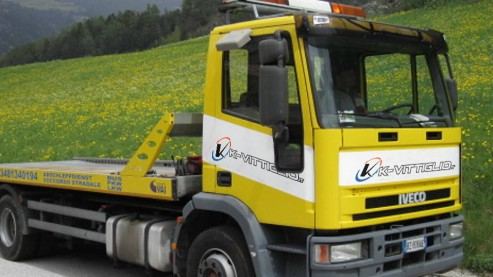 Il carro attrezzi giallo con il logo K-Vittiglio